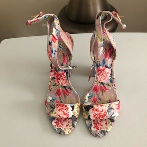Sandal heel with a floral print.